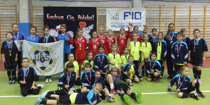 Młode piłkarki w Sianowie uczciły 11 listopada