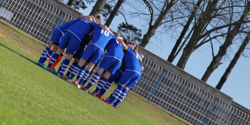 Trener na dwóch ławkach jednocześnie