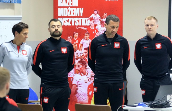 Konferencje dla trenerów piłki kobiet