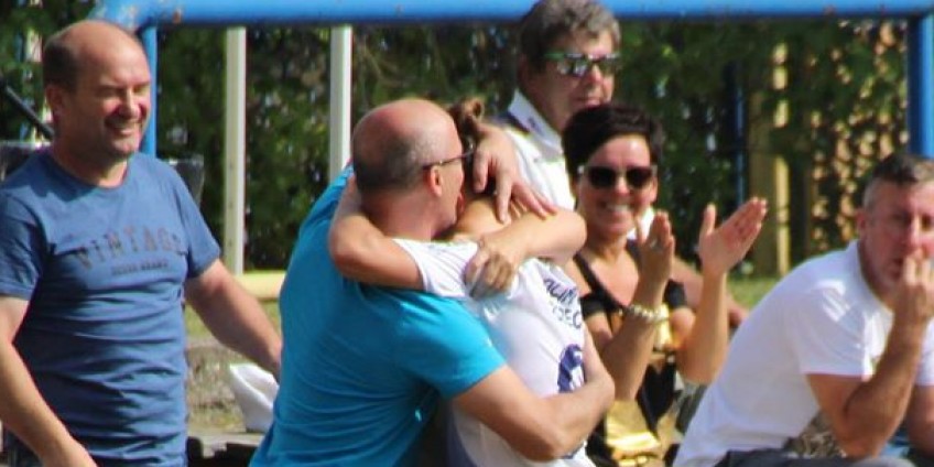 Przytulanki na meczu. Pierwszy gol Szymaszek